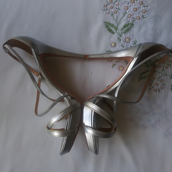 Badgley Mishka strappy silver heels Size 9.5 - Picture 8 of 9
